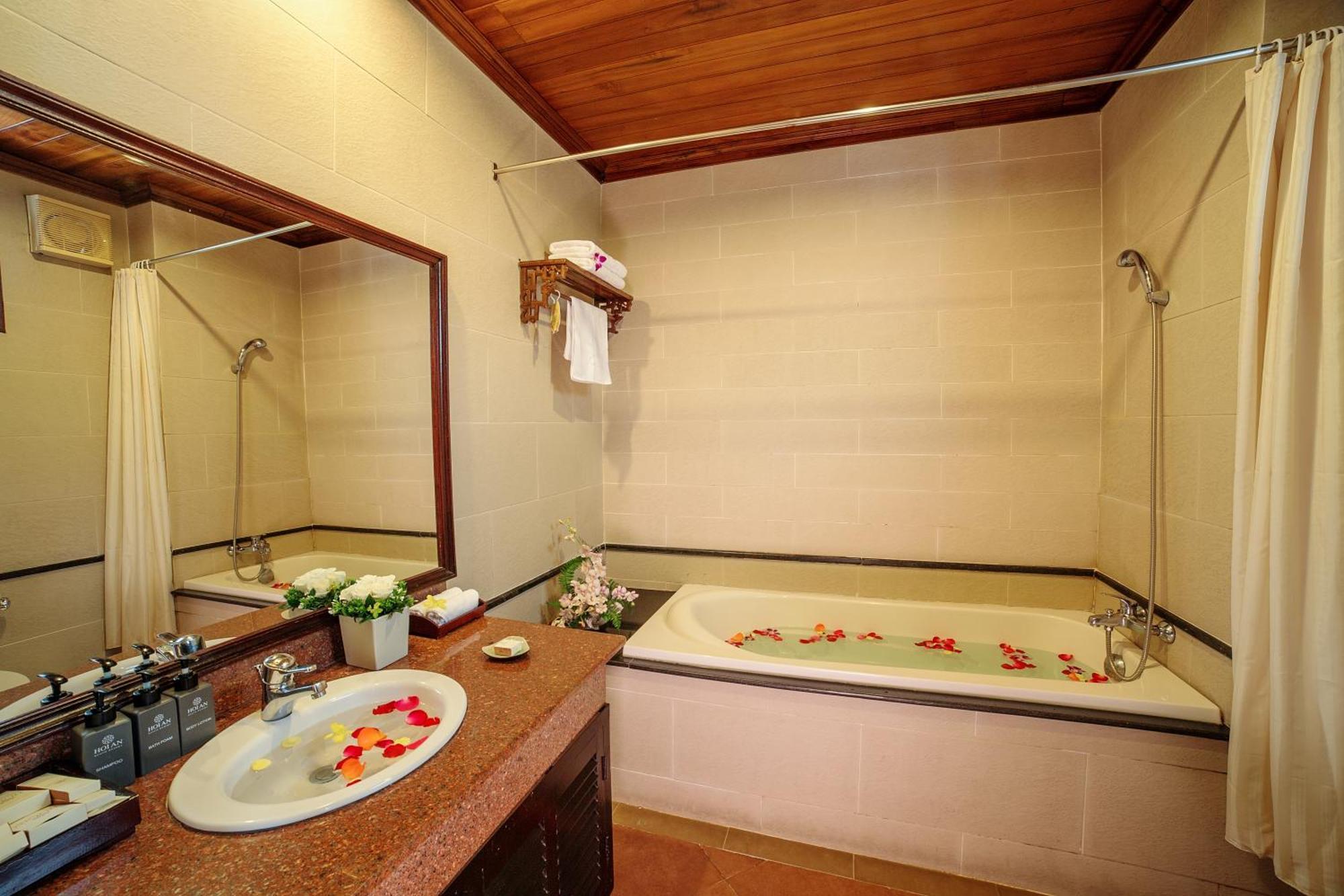 Hoi An Beach Resort सहारा Hoi An